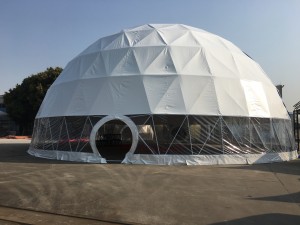 Duży namiot kopułowy o średnicy 20 m