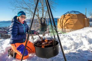 Aurora ve vahşi kar manzarası eşliğinde 6 m çapındaki kubbeli çadırı glamping Bölüm 1