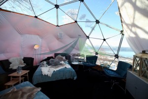Глэмпинг купольной палатки диаметром 6 м с видом на полярное сияние и дикий снег Часть 1