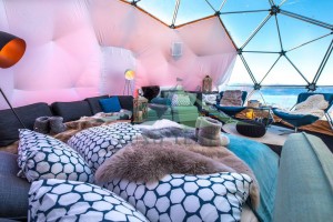تخييم خيمة القبة التي يبلغ قطرها 6 أمتار بإطلالة على الشفق القطبي والثلج البري. الجزء الأول