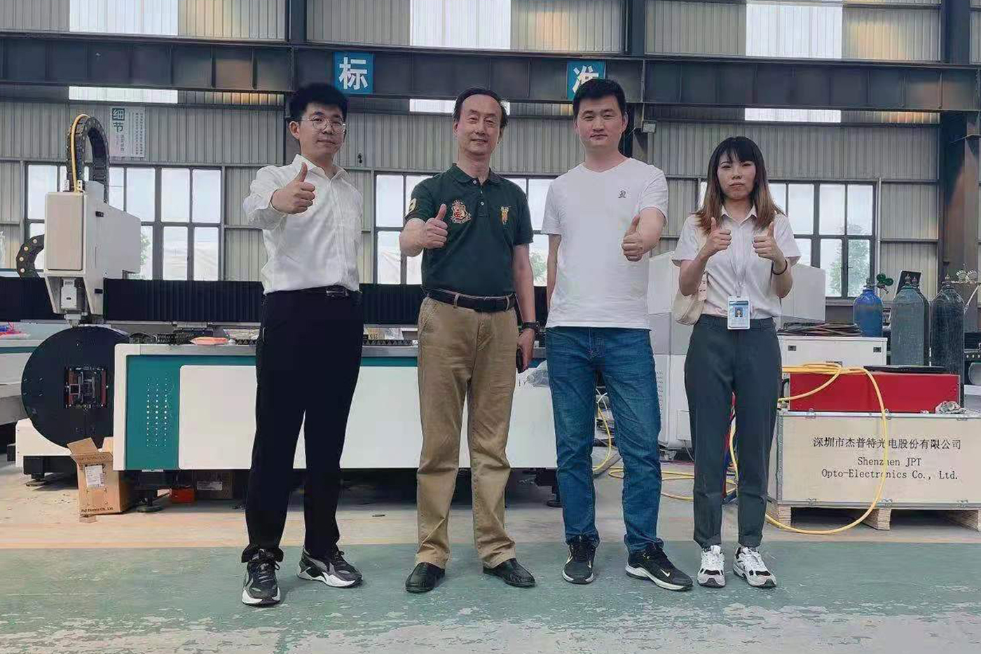 Amics xinesos de clients russos visiten la fàbrica