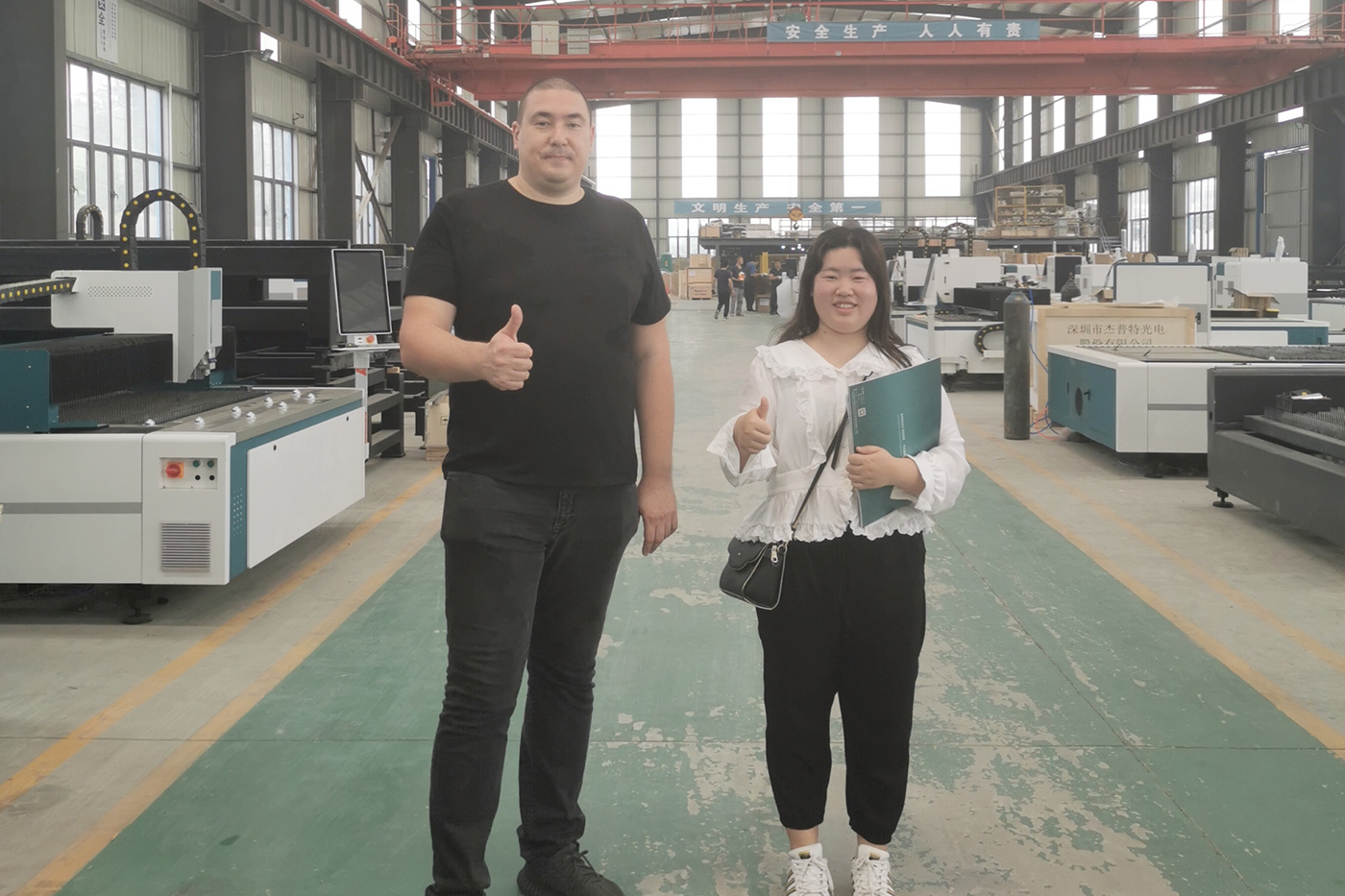 Rusaj amikoj helpas kazaĥajn klientojn viziti la fabrikon 2