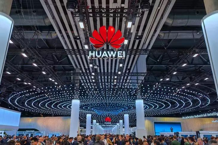 Huawei presenterar den första storskaliga modellen inom kommunikationsbranschen