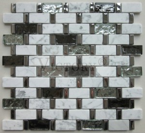 Foshan Vendita diretta in fabbrica Prezzo Mix Colore Mosaico in pietra di vetro per piastrelle da parete per bagno Piastrella a mosaico in vetro con striscia di cristallo popolare all'ingrosso di alta qualità