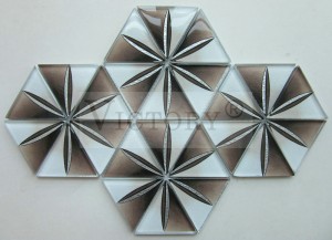 Mozaik me spërkatje kuzhine Pllakë qelqi me kristal model të ndërthurur 8mm Pllakë mozaiku me përzierje metali xhami 8mm Dekorim muri me stil modern të thjeshtë Mozaik qelqi i ndritshëm