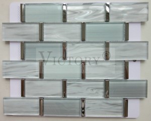 ग्लॉसी स्ट्रिप लैमिनेटेड ग्लास और एल्यूमिनियम मोज़ेक टाइल रसोई बैकस्प्लैश अनुकूलित डिज़ाइन दीवार के लिए काल्पनिक रंगीन ग्लास और धातु मोज़ेक
