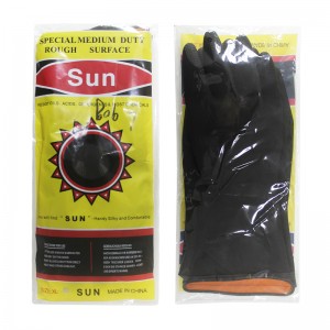 Črne industrijske rokavice iz lateksa. Zaščitne rokavice iz industrijske gume z oranžno podlogo