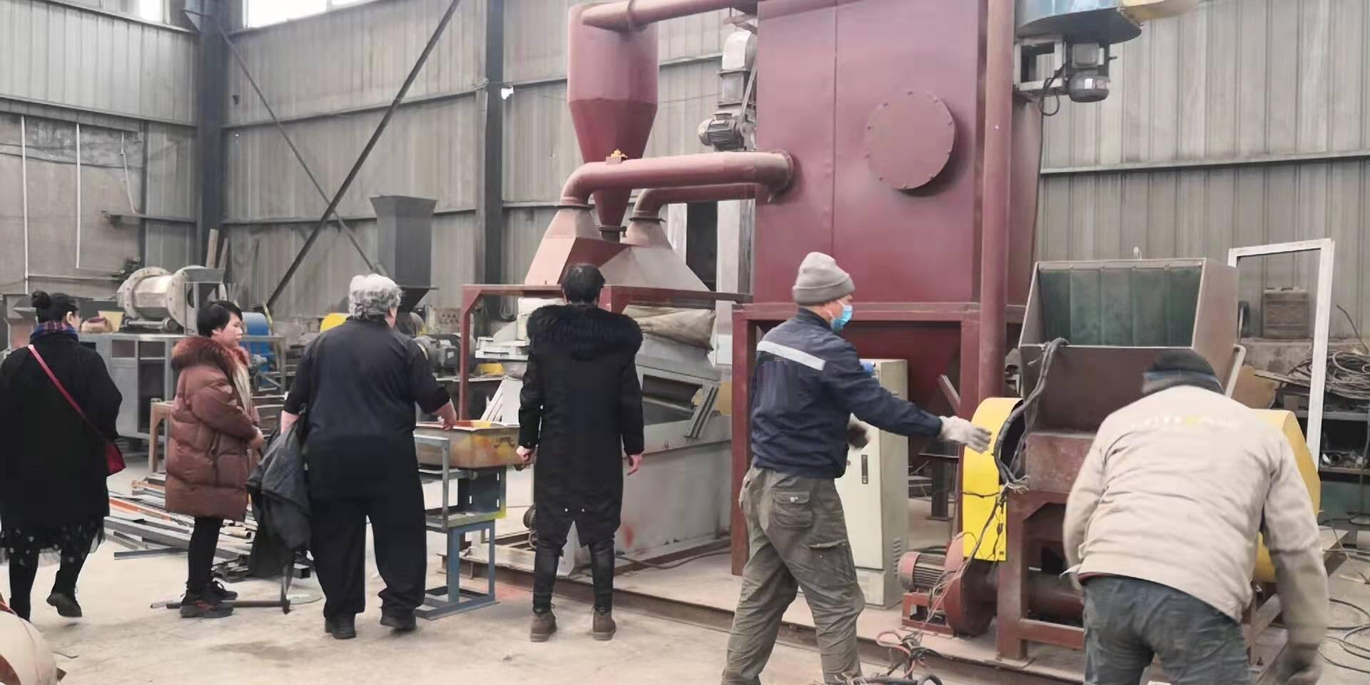 Visita do cliente húngaro para planta de granulação de cabo tipo seco de 500 kg/h/granulador de cabo/máquina de granulação de cabo