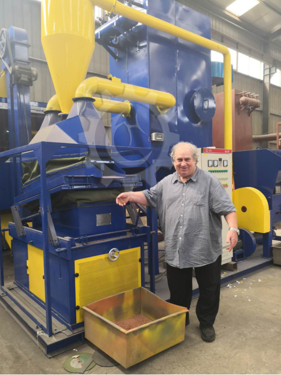 Cliente húngaro vindo e inspecionando para planta de granulação de cabo tipo seco de 500 kg/h/granulador de cabo/máquina de granulação de cabo encomendado em março