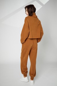 Ohlapen nastavljiv pulover s kapuco in hlače z elastičnim pasom
