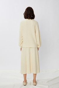 लैम्ब वूल फर निट स्वेटर और ए-लाइन स्कर्ट