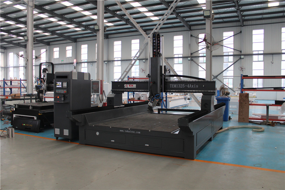 Ang customer ng UK na Customized TEM1325-4 axis engraving machine na may swing head