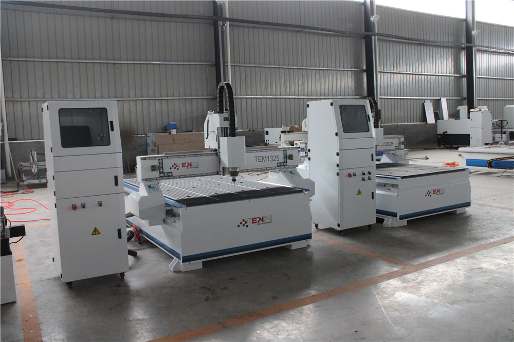 Dúas máquinas de enrutador cnc de 3 eixes con cabeza única están producindo na fábrica de Tekai.