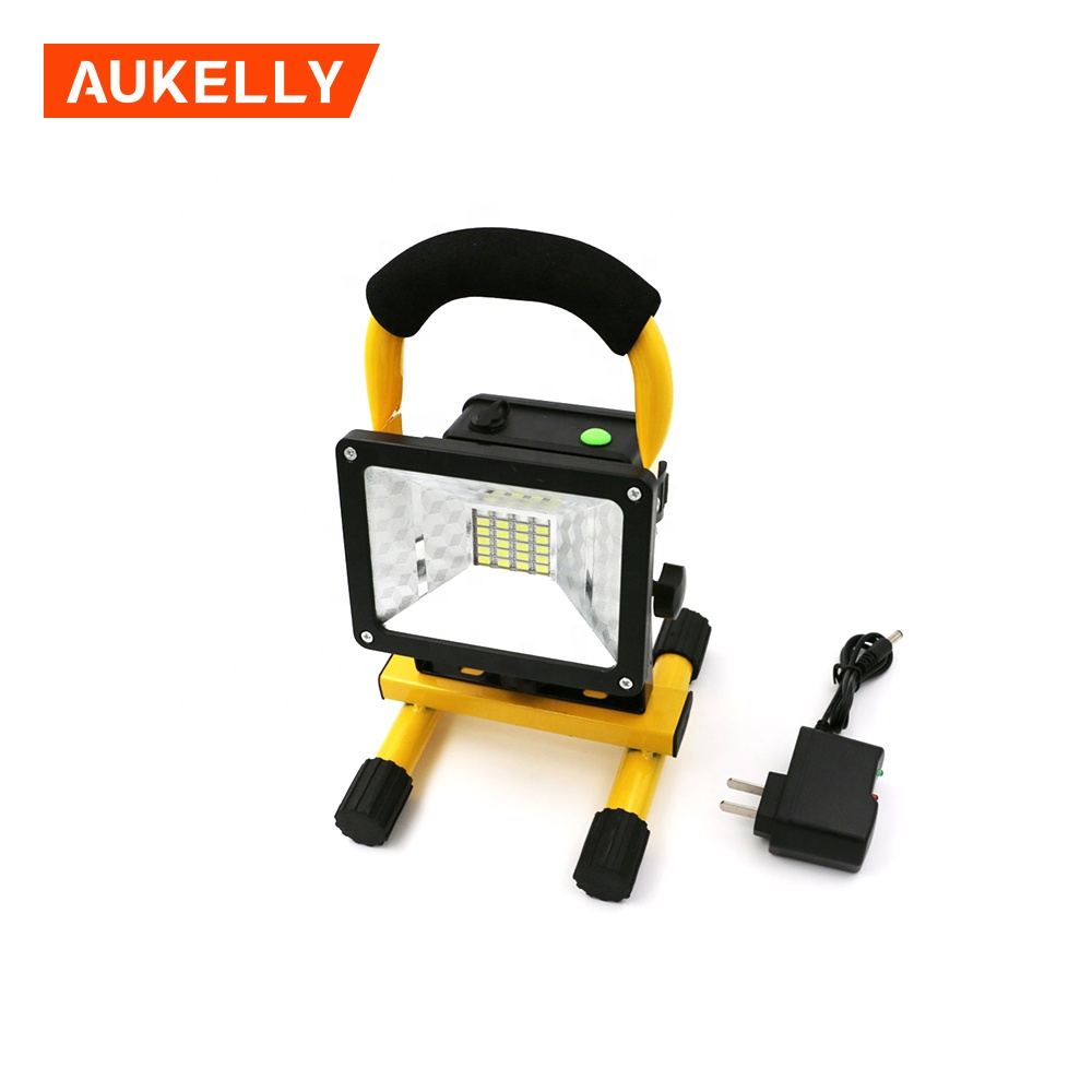 Produk Baru Aukelly IP65 lampu kerja led boleh dicas semula 30w Lampu kerja LED Pengecasan USB Lampu Tapak WL12