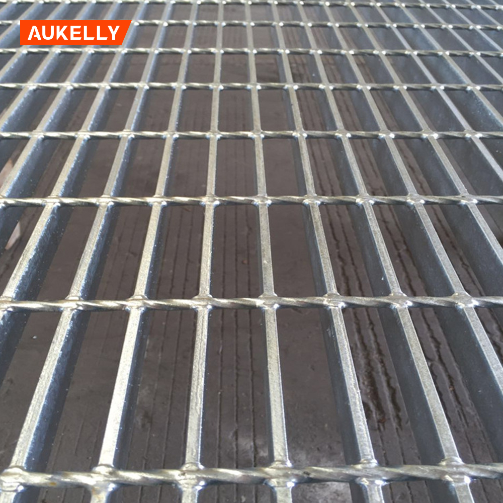 Kiinassa valmistettu korkealaatuinen raskaaseen käyttöön tarkoitettu galvanoitu paisutettu metalli alentaa neliömetriä kohden catwalk-teräsritilä
