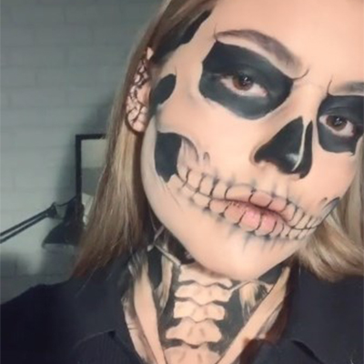 Com transformar un maquillatge d'os de Halloween creatiu