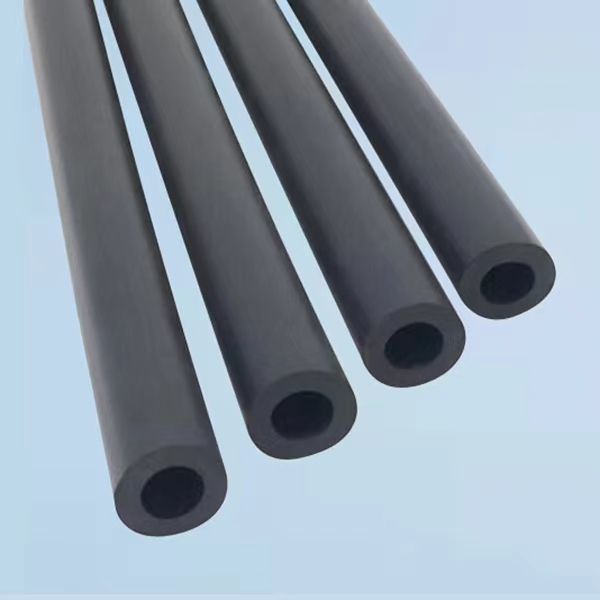 El tubo de caucho fluorado tiene las características de resistencia a altas temperaturas, resistencia al aceite, resistencia a los ácidos, resistencia a los álcalis, resistencia a la corrosión, resistencia al desgaste y resistencia al envejecimiento.