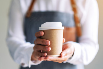 શું તમારે કોલ્ડ બ્રૂ માટે કસ્ટમ કોફી કપનો ઉપયોગ કરવો જોઈએ?