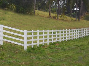 Poste de vinil de PVC de 4 trilhos e cerca de trilho FM-305 para paddock, cavalos, fazenda e rancho