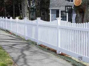 Назъбена бяла ограда от PVC винил FM-402 за заден двор, градина