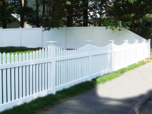 Vroubkovaný bílý PVC vinylový plot FM-402 pro dvorek, zahradu