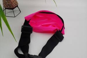 taška přes pas v růžové barvě