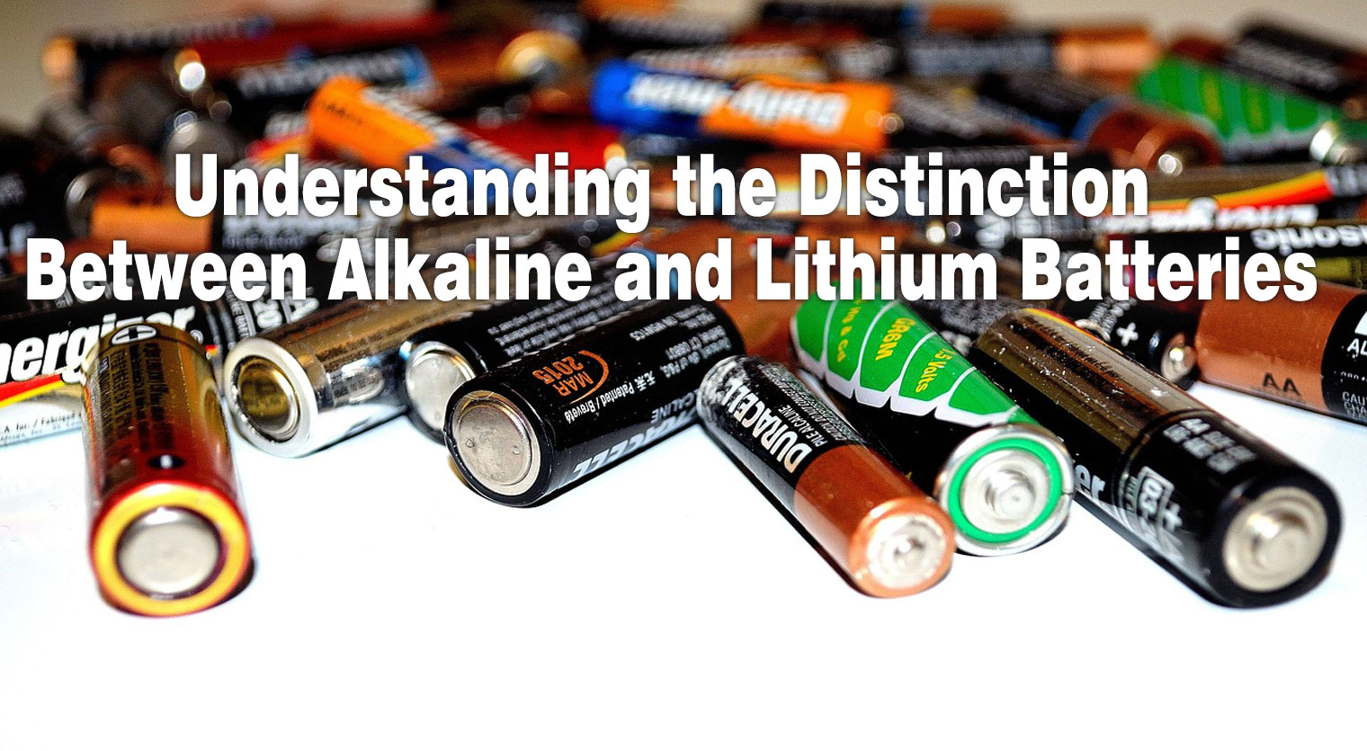 क्षारीय और लिथियम बैटरियों के बीच अंतर को समझना