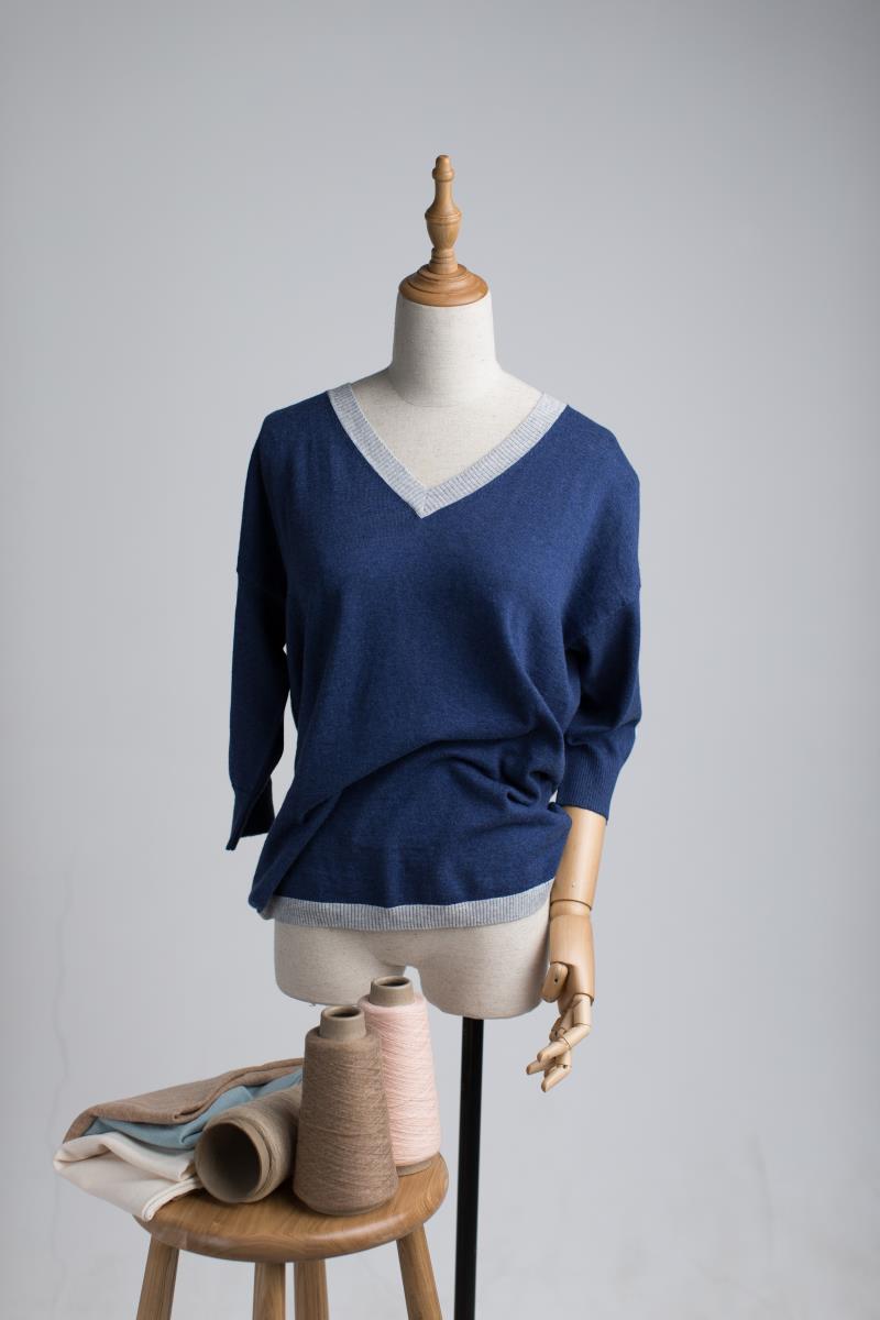 85% Cotton / 15% Cashmere V-neck pullover for Women Contrast Color Neck / Shoulder CH20113 China Cashmere garments wholesale