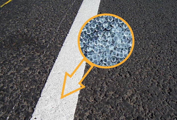 O uso mais comum de contas de vidro é para sinais refletivos de estradas (amostras disponíveis)
