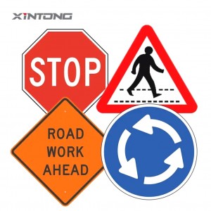Panneau d'avertissement de trafic carrefour