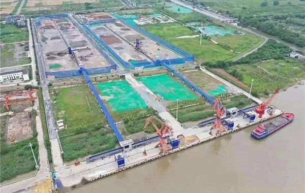 Popolna pokritost obalnih energetskih objektov na pristaniških privezih na odseku Nanjing reke Jangce