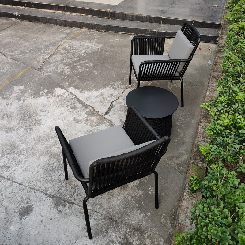Сетови за надворешен мебел за внатрешен двор со столици за трем и масичка за кафе