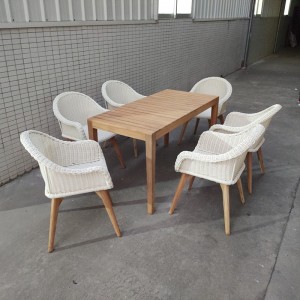 Набор для бистро на открытом воздухе, два стула и столик с деревянным верхом, серое плетение