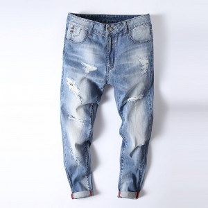 Helle Jeans, europäische und amerikanische, zerrissene Löcher. Schlanke Füße zeichnen Jeans für Männer