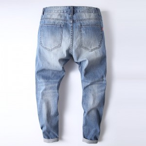 Helle Jeans, europäische und amerikanische, zerrissene Löcher. Schlanke Füße zeichnen Jeans für Männer