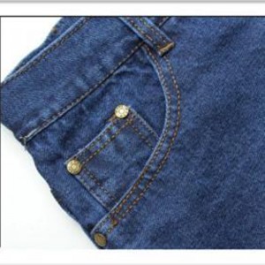 Ķīnas rūpnīcās tiek pārdoti lielizmēra izšūti nodilumizturīgi mazgāšanas zili vīriešu džinsi