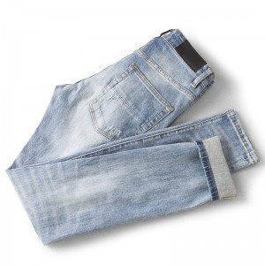 Jeans de hombre rasgados ajustados con lavado azul claro simple de moda