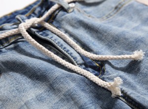 Машки фармерки со жешка продажба од 2021 година, машки фармерки со тенок фит страничен патент со бели пругасти рабови и искинати стапала машки фармерки