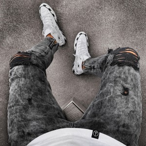 Populara ĝinzo farita en Ĉinio fabriko altkvalita neĝo lavo ŝirita maldika viroj jeans OEM personecigita