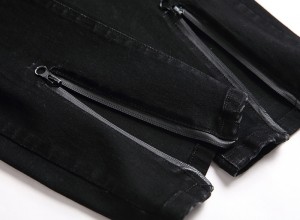 Чорныя ірваныя мужчынскія джынсы фабрычнага вырабу з высокім эластычным нізам і маланкай
