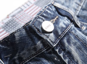 Neformalaj pantalonoj jeans ŝiritaj pantalonoj de viroj modas malfiksajn rektajn presitajn kvin-punktajn pantalonojn