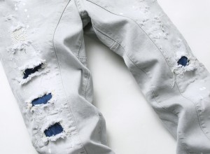 Pabrik penjualan langsung jins pria murah warna abu-abu cahya slim fit sikil cilik nyuwek patch jeans kanggo wong