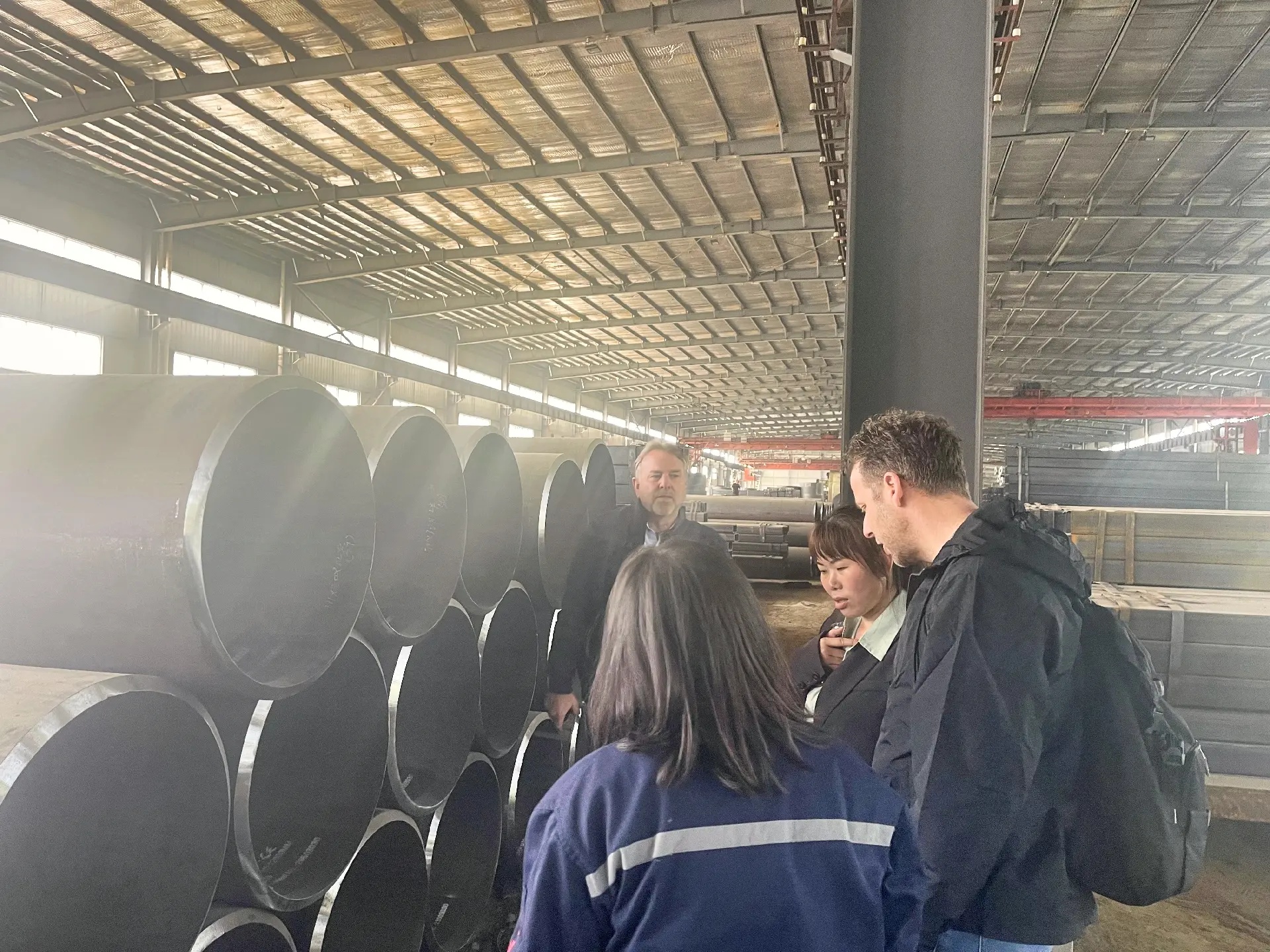 Accueillez les clients pour visiter l'atelier de tuyaux en acier Yuantai Derun