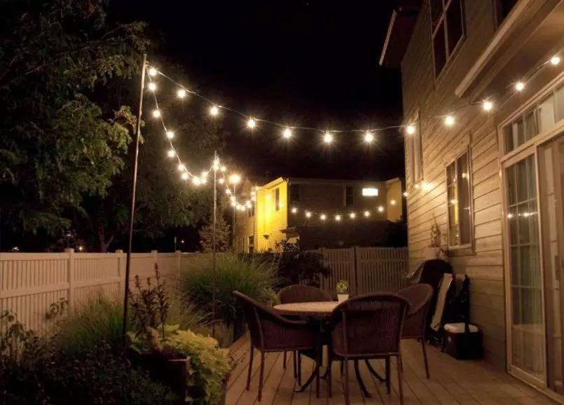 Com decorar amb fils de llums a l'aire lliure?