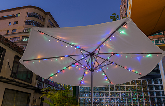 Pot personaliza luminile pentru umbrelă de terasă în diferite culori sau modele?