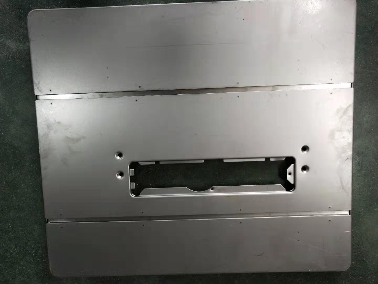 חתוך את החלק האחורי של משטח המכונה לאחר הריתוך