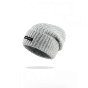 Cappellu in maglia larga cù una circonferenza di punta larga per u calore è u cappellu in pila