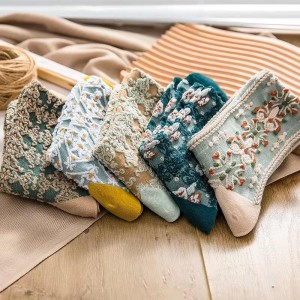 Модні жіночі шкарпетки з милими квітами