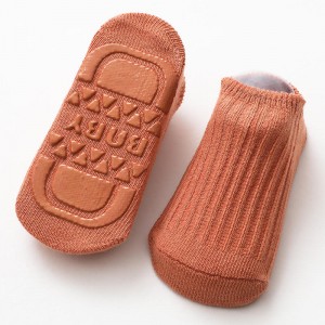 Vervaardiger kleuters soliede sokkies wat nie vertoon word nie