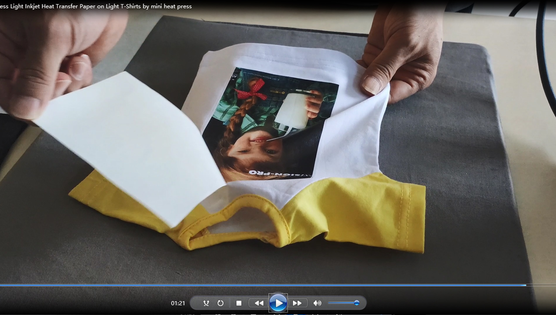 So pressen Sie leichtes Inkjet-Wärmetransferpapier mit einer Mini-Heißpresse auf helle T-Shirts
